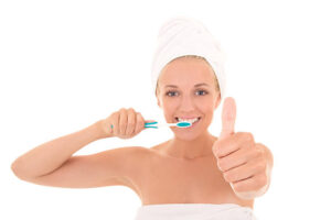 Mulher escovando seus dentes.